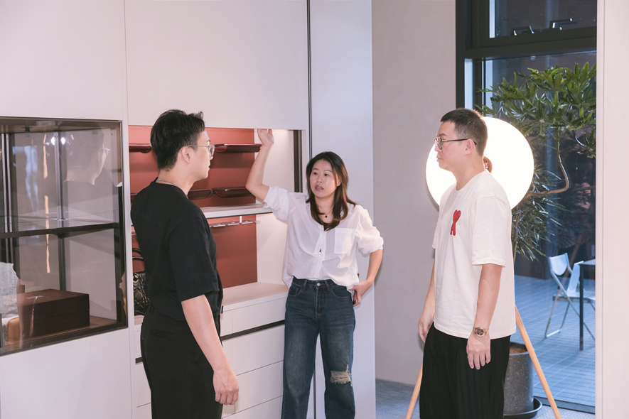 設計師參觀體驗RARA TAIWAN旗艦店的完整產品線，近距離感受品牌對材料、工藝與細節的堅持，交流彼此在系統定制家居領域的設計心得